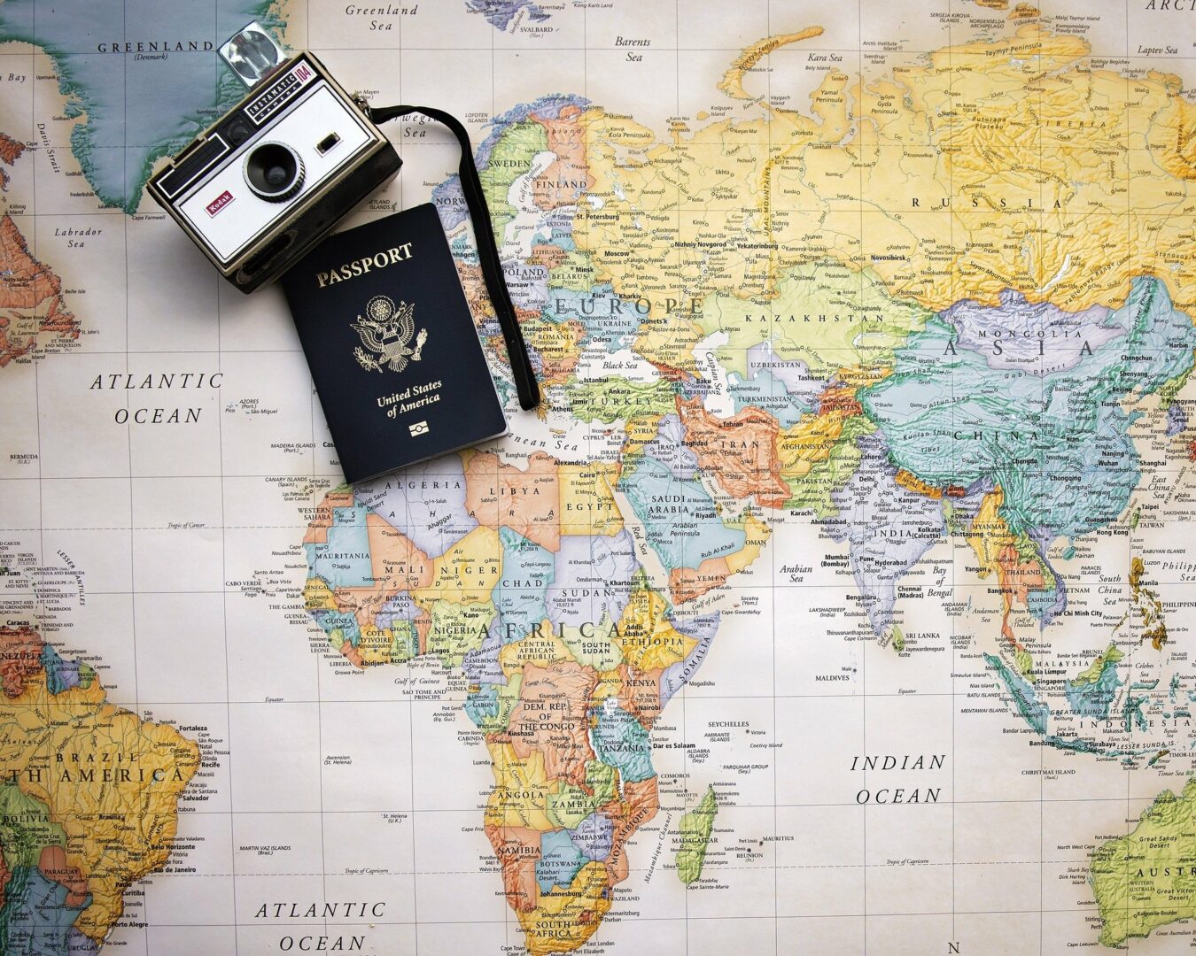 Maps monde avec un appareil photo et un passeport
