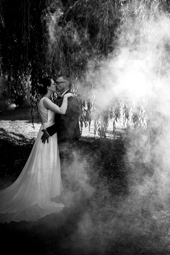 Couple qui s'embrasse avec fumigène